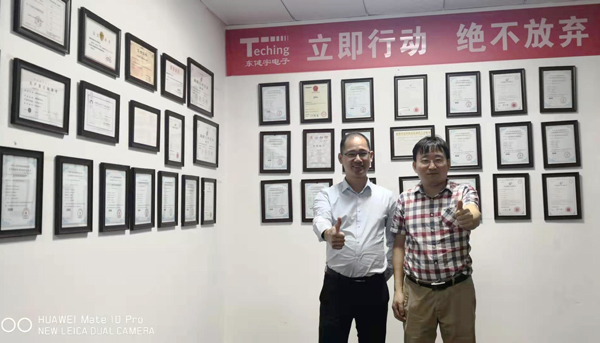 91香蕉视频APP污下载连接器与东健宇领导人邹东健合影